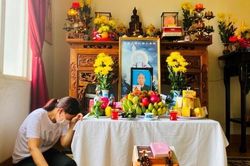 Không thể về nhìn bố lần cuối, nữ điều dưỡng bái vọng trong khu cách ly
