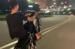 Khoe clip 'bốc đầu' xe máy lên tiktok, nam thanh niên bị phạt hơn 4 triệu đồng
