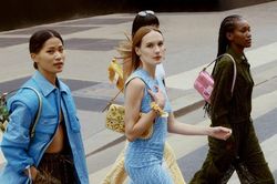 Fendi tái tạo lại chiếc túi Baguettes huyền thoại cho mùa hè 2021
