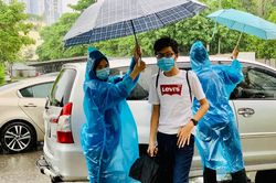 Sáng 13/6: Mưa lớn không làm ảnh hưởng tinh thần thí sinh thi lớp 10 tại Hà Nội