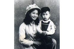 'Con ở lại với ông bà, mẹ đi chiến trường nhé!'