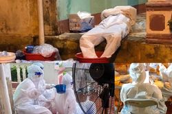 23 ngày săn virus ở tâm dịch: Nữ sinh trường Y uống mồ hôi thay nước