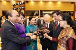 Tình hữu nghị Việt-Lào mãi mãi xanh tươi, đời đời bền vững