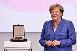 Thủ tướng Đức Angela Merkel được trao tặng Huy chương khoa học Harnack