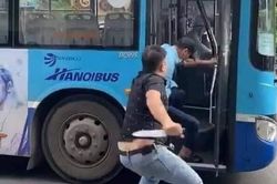Hà Nội: Xôn xao clip hỗn chiến giữa phụ xe buýt và một người đàn ông