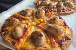 Cực dị món pizza tinh hoàn gà, không phải người nào cũng dám ăn