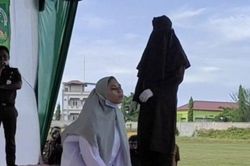 Indonesia: Bị phạt 100 roi vì quan hệ trước hôn nhân, cô gái ngất xỉu