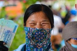 Nụ cười của công nhân thu gom rác khi nhận tiền lương sau 1 năm chờ đợi mòn mỏi