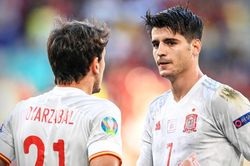 Morata đi vào lịch sử trong ngày từ 'người hùng' hóa 'tội đồ'