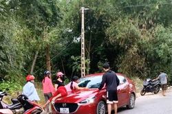 Xôn xao clip người phụ nữ nằm trên nắp ca pô, tài xế vẫn lái xe bỏ chạy