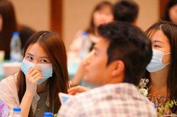 Bố đơn thân giấu con đi 'hẹn hò', nhìn thấy đối tượng bỗng chốc 'câm nín'
