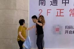 Chồng đưa nhân tình đi mua sắm bị mẹ vợ bắt gặp và cái kết đắng ngắt