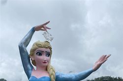Lào Cai: Kiểm tra việc lắp đặt tượng nữ hoàng băng giá Elsa tại Sa Pa