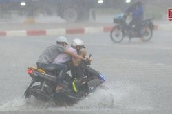Nhiều tuyến đường Hà Nội ngập nặng sau trận mưa lớn