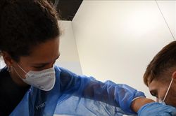 Hơn một nửa số người trưởng thành ở châu Âu tiêm phòng đầy đủ