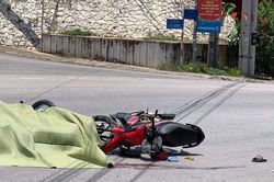 Hai xe máy tông trực diện khiến 3 người thương vong