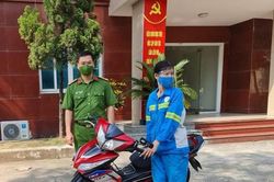 Công an quận Nam Từ Liêm tặng xe máy cho chị lao công bị cướp trong đêm