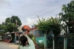 Chồng bị phạt vì ra đường không cần thiết, người phụ nữ đánh vào mặt công an