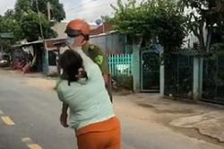 An Giang: Vợ 'chống người thi hành công vụ' khi chồng vi phạm Chỉ thị 16