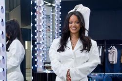 Rihanna trở thành tỷ phú USD