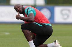 Lukaku bị chỉ trích quay lại Chelsea vì tiền