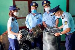 Chính trị - Xã hội Pháp luật - Cuộc sống Phát hiện gần 1.300 bộ áo quần giả mạo thương hiệu lớn