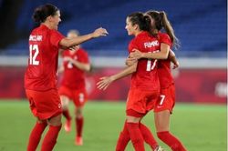 Các nữ tuyển thủ đội bóng Canada bước lên bục vinh quang tại Olympic