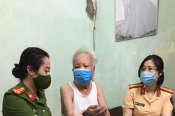 Công an quận Hà Đông thăm, tặng quà tuyến đầu chống dịch và hộ gia đình khó khăn