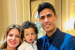 Varane xem Man Utd thi đấu trong lúc cho con ăn
