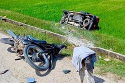 Va chạm với xe bán tải, người đàn ông gãy tay, gãy chân
