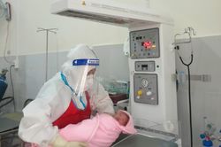Bé trai chào đời an toàn trong Bệnh viện điều trị COVID-19