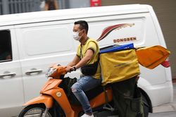 Hà Nội: Nhiều 'shipper' không đội mũ bảo hiểm khi lưu thông trên đường