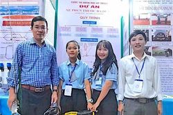 Học sinh vùng khó chế tạo xe phun thuốc đa dụng