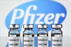 Pfizer, Moderna ước tính thu về hàng tỷ USD nhờ mũi tiêm bổ sung