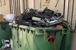 Chiếc thùng rác đầy thiết bị sau khi Mỹ sơ tán Đại sứ quán ở Kabul