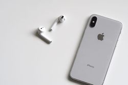 iPhone X hoạt động tốt dù rơi 3.000 m từ máy bay