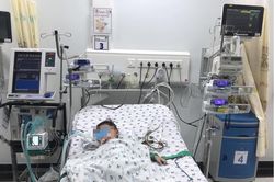 Bé trai nguy kịch sau khi ngã xuống ao