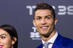 Chuyện tình 'cổ tích' giữa đời thường của cầu thủ Cristiano Ronaldo và cô gái nghèo