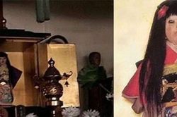 Bí ẩn búp bê với mái tóc tự dài ra trong ngôi đền cổ ở Nhật Bản