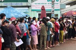 Nhiều điểm tiêm vaccine Covid-19 ở Bình Dương tập trung đông người, vi phạm 5K
