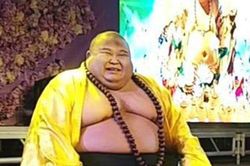 Cuộc sống hiện tại của người đàn ông có ngoại hình giống Phật Di Lặc