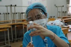 Tiêm vắc-xin Covid-19 mũi 2 trễ hạn có bị ảnh hưởng và phải tiêm lại từ đầu?