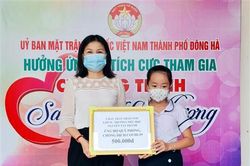 Học sinh lớp 3 dành tiền thưởng để ủng hộ quỹ phòng, chống COVID-19