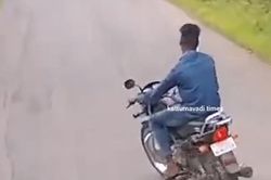Nam thanh niên đánh võng trước đầu xe bus suốt 4 km