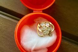 Mẹ bán hết vàng để lo cho gia đình, chỉ giữ quà con tặng nhưng đây mới là lý do