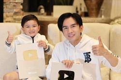 Ca sĩ Đan Trường và con trai cùng nhận nút bạc cho kênh Youtube riêng