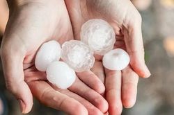 Là mưa dưới dạng băng, tại sao mưa đá lại xuất hiện vào mùa nóng?