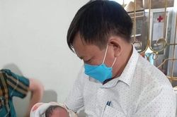 Phát hiện cháu bé trong túi bóng ở vườn nhà dân