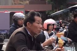 Ông đón cháu đi học về, thứ được cầm trên tay khiến dân mạng 'rụng tim'