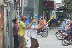 Người Sài Gòn vỡ òa, bắn pháo giấy ăn mừng chốt trong nội thành được dỡ bỏ